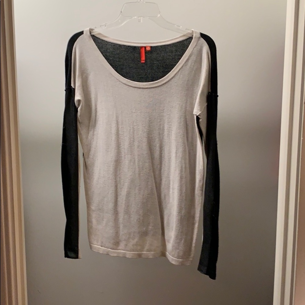 Two-toned créme and black sweater